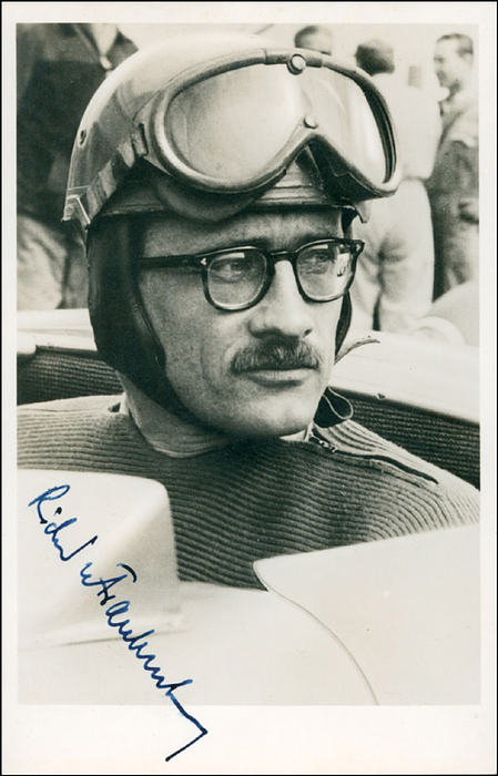 Frankenberg, Richard von  | (1922-1973) s/w-Fotopostkarte mit Originalsignatur von Richard von Frankenberg. Legendärer Porschefahrer der 50er Jahre, Motorsportjournalist und Fernsehmoderator. 14x9 cm..