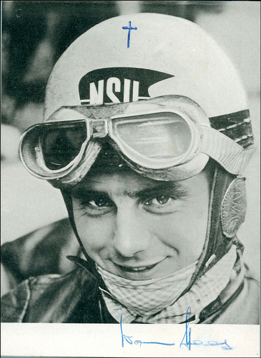 Haas, Werner  | (1927-1956) s/w-Autogrammpostkarte mit Originalsignatur von Werner Haas. Deutscher Motorradrennfahrer. 3-facher Motorrad-Weltmeister auf NSU (1953 auf 125 und 250 cm³ und 1954 auf 250 cm³) sowie 11-facher Grand-Prix-Sieger. 13,9x10 cm.