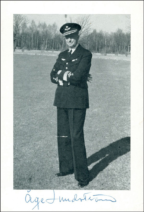 Lundström, Age  | (1890-1975) Autogrammkarte mit Originalsignatur von Age Lundström (SWE). Goldmedaille bei den Olymischen Spielen 1920 + 1924 im Reitsport. 14x9,5 cm