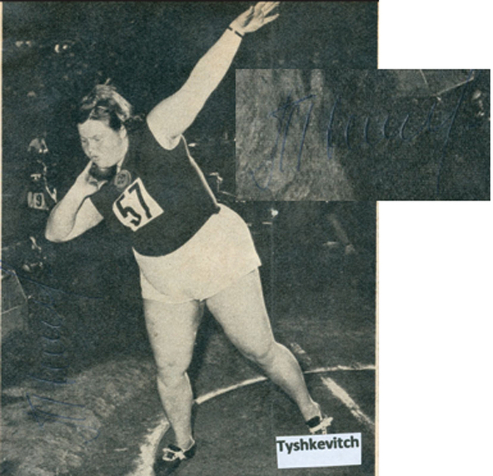 Tyshkevich,Tamara  | (1931-1997) S/W-Magazinfoto mit original Signatur Tamara Tyshkevich (USR) Goldmedaille bei den Olympischen Spielen 1956 im Kugelstossen, 12x10 cm.
