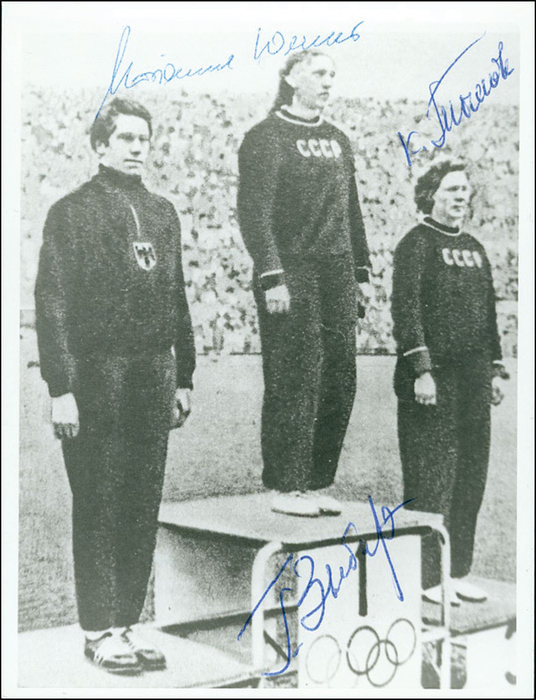 OSS 1952 Kugelstoßen Frauen  | Alle Medaillengewinner der Olympischen Spiele 1952 im Kugelstoßen der Frauen mit original Signaturen. 1.	Galina Sybina (1931-2024; URS). 2.	Marianne Werner 	(1924-2023; GER). 3.	Klawdija Totschonowa (1921-2004; URS). S/W-Reprofoto, 12x9 cm.