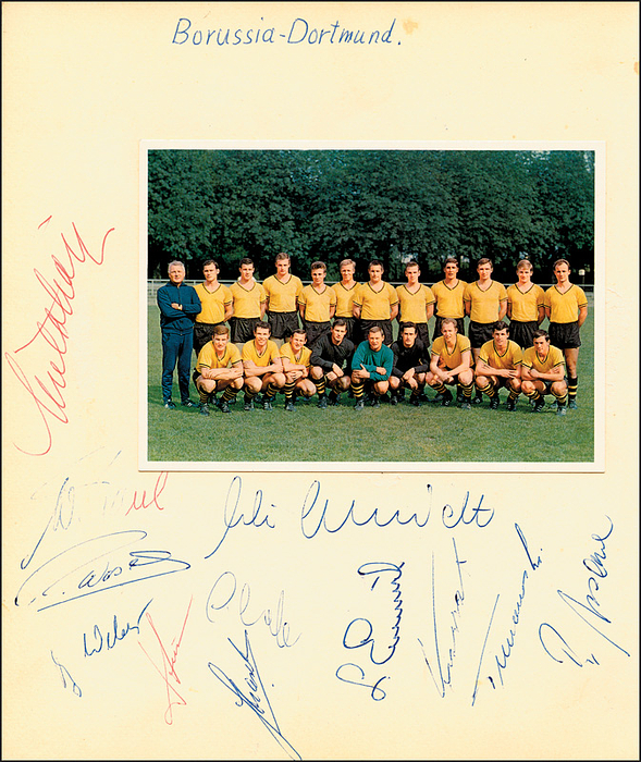 Dortmund,Borussia - 1966  | Autogrammbuchseite "Borussia Dortmund" mit Farb-Mannschaftsbild ca. 1966 und 12 Originalsignaturen unter anderem von Libuda, Emmerich, Mutlhaupt, Wosab, Strum, Kurrat, Assauer. 24,5x20,5 cm.
