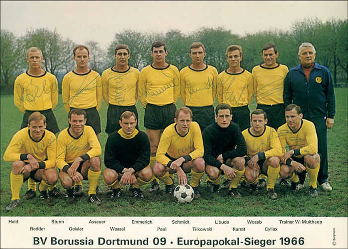 Dortmund,Borussia - 1966  | Farb-Großbild 1966 "Borussia Dortmund 09 - Europapokal-Sieger 1966" von Bergmann. Mit den Originalsignaturen von 14 Spielern (mit Libuda, Paul, Emmerich, Wosab, Held, Redder, Assauer, Schmidt, Wessel, Kurrat, Sturm, Cyliax, Geisler, Tilkowski). Karton, 29,5x21 cm.