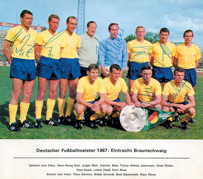 Braunschweig,Eintracht  | Farbbild Aral „Deutscher Fußballmeister 1967: Eintracht Braunschweig“ mit 7 original Signaturen der abgebildeten Spieler mit den verstorbenen Moll, Ulsaß. 20,5x19 cm.