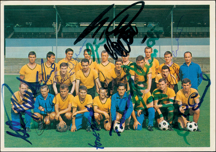 Dortmund,Borussia - 1966 - 1968  | Bergmann-Farbkarte „Borussia Dortmund“ 1967/1968  mit 16 Originalsignaturen der Spieler und des Trainers, je 15x10,5 cm.