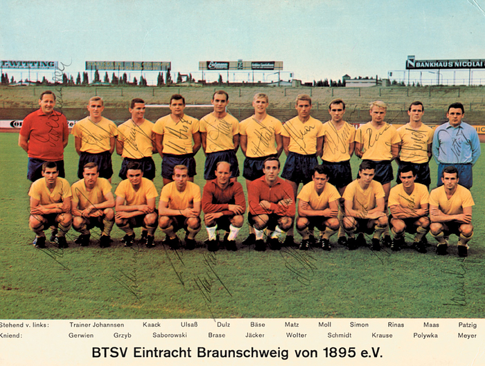 Braunschweig,Eintracht 67  | Farbige Mannschaftskarte von "Bergmann" der Meistermannschaft von 1967 Eintracht Braunschweig mit 21 Originalsignaturen. 27,6x21 cm.
