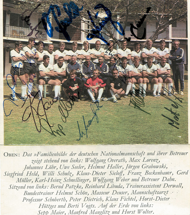 Nationalmannschaft 1970  | Farbiges DFB-Mannschaftsbild WM 1970 mit 14 Originalsignaturen. 15,1x13,2 cm.