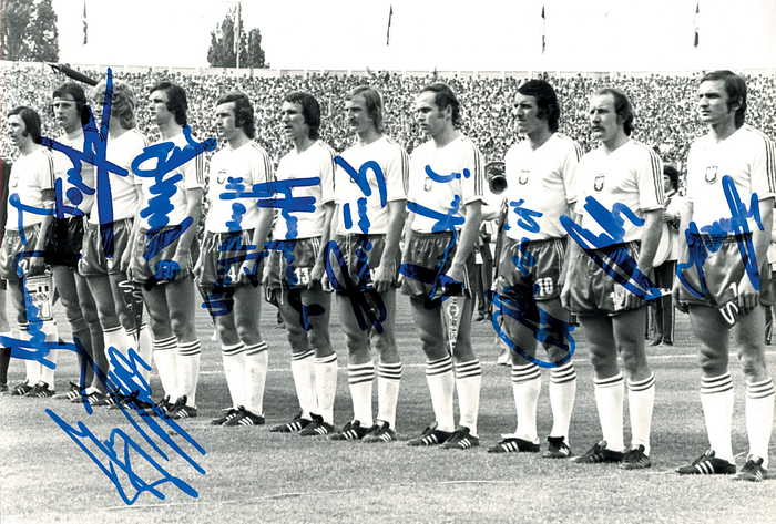 Polen WM-Mannschaft 1974  | S/w-Pressefoto der polnischen Mannschaft der Fußball-Weltmeisterschaft 1974, mit original Autographen aller Spieler, inklusive Kazimierz Deyna († 1989). 23,7x18,2 cm.