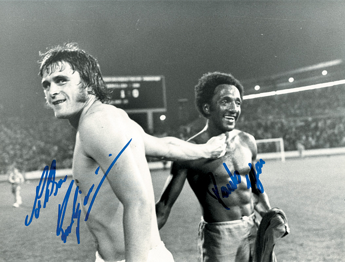  - Autographs World Cup 1974 DDR-Brasilien: Black-and-white press photo of GDR international Kurbjuweit and Brazilien international Cesar at a match of the World Cup 1974 on 26th June 1974. GDR - Brazil (0:1) With original signatures of both players. Condition: A