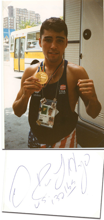 Hoya, Oscar de la  | Karton (10,5x8 cm) mit original Signatur von Oscar de la Hoya (USA). Goldmedaille bei den Olympischen Spielen 1992 im Boxen (Leichtgewicht). Zwischen 1994 und 2006 mehrfacher Profi Boxweltmeister in verschiedenen Gewichtsklassen. Mit einem Farbbfoto mit Fotoecken auf einen Sammlerkarton montiert. DIN A4
