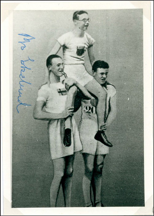 Eklund, Bo  | (1894-1983) SW-Reprofoto von Bo Eklund (SWE) mit Originalautogramm auf der Rückseite. Bronze-Gewinner Olympische Spiele 1920 im Hochsprung, 10,5x7,5 cm.