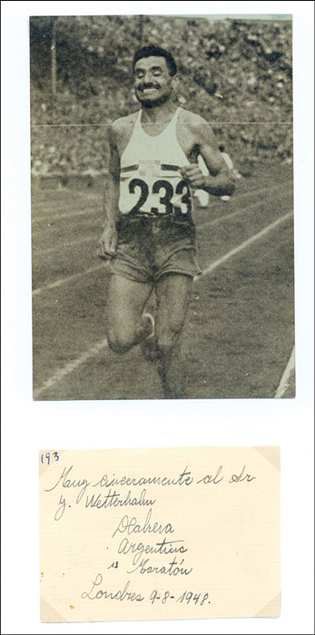 Cabrera, Delfo  | (1919-1981) Blancobelg (9,5x7 cm) mit original Widmung von Delfo Cabrera (ARG). Goldmedaille bei den Olympischen Spielen 1948 im Marathon. Aufmontiert mit Fotoecken und einem S/W-Reprofot auf einem DIN A4 Sammlerblatt