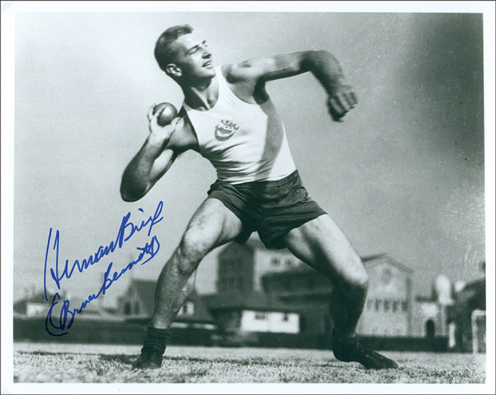 Brix (Bruce Bennett), Herman H. | (1906-2007) Original signiertes S/W-Foto von "Bruce Bennett" Herman Brix. Verstorbener Leichtathletik-Olympiazweiter 1928 im Kugelstossen. 25x2cm.