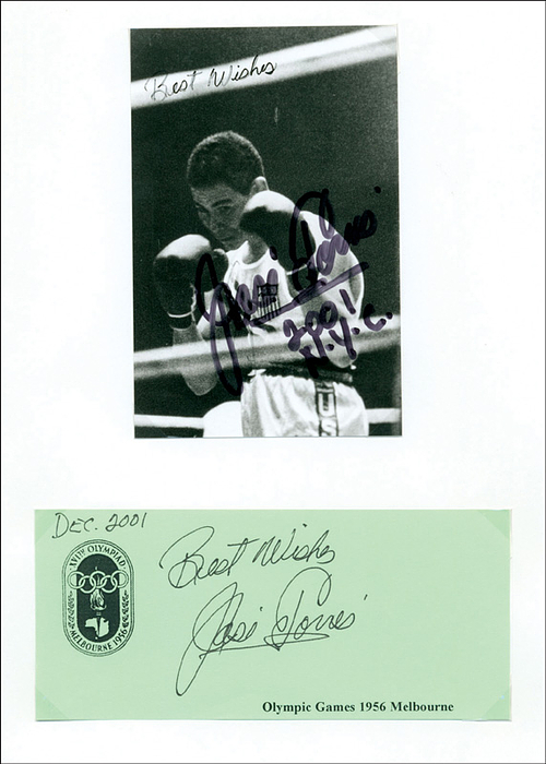 Torres, José „Chegui“  | (1936-2009) Blancobeleg und S/W-Reprofoto (11,5x10 cm).jeweils mit original Signatur von José „Chegui“ Torres (USA). Silbermedaille im Boxen (Halbmittelgewicht) bei den Olympischen Spielen 1956, 15x6,5 cm + 12,5x9,5 cm