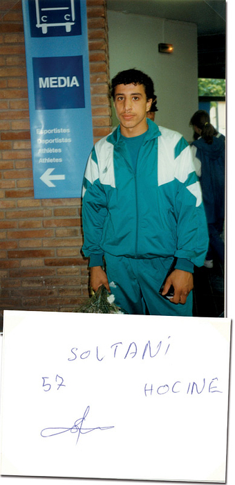 Soltani, Hocine  | (1972-2002) Karetikarte mit original Signatur von Hocine Soltani (ALG). Goldmedaille im Boxen Leichtgewicht bei den Olympischen Spielen 1996 und Bronze im Federgewicht 1992. 10,5x7 cm.