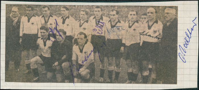 Nationalmannschaft 1953  | S/W-Zeitungsfoto von einem Fußball - Länderspiel der deutschen Nationalmannschaft 1953 mit 6 original Signaturen der Spieler: Posipal, Kohlmeyer, Eckel, Metzner, Schanko, O.Walter. 13,5x6 cm