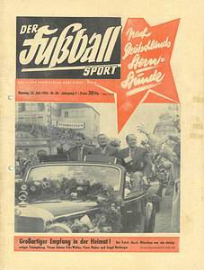 Zeitungen WM 1954  | 4 verschiedene deutsche original Sportzeitungen aus dem Juli 1954, die mit dem Sieg der deutschen Mannschaft bei der Fußball - Weltmeisterchaft 1954 titeln: Der Fußball Sport, Köln; Neue Woche, Hannover; Fußball - Woche; Berlin DDR; De neue Sport, Fankfurt. 47x32 bis 32x23 cm - Bild 2