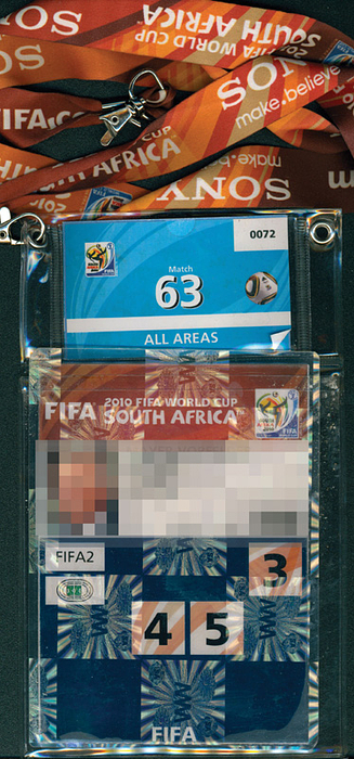 Ausweis WM2010  | Offizieller Ausweis für die FIFA Fußball - Weltmeisterschaft 2010 für einen hohen FIFA - Funktionär.  Mit Lichtbild und original Umhängeband!! 15x12 cm.