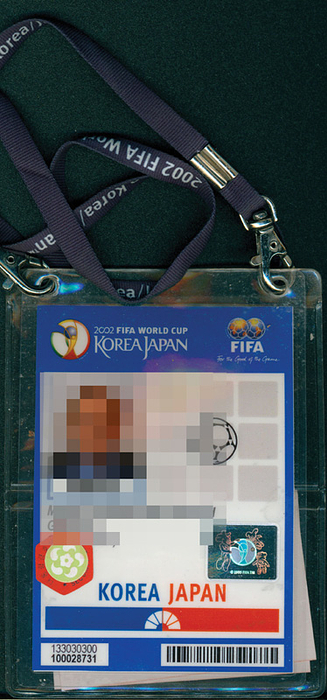 Ausweis WM 2002  | Offizieller Ausweis für die Fußball-Weltmeisterschaft 2002 in Korean/Japan für einen hohen FIFA - Funktionär. Mit Lichtbild. 14x9 cm. Mit Seidenband.