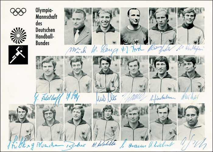 Handball OS 1972 Deutschland  | s/w-Mannschaftskarte mit 18 Originalsignaturen der Olympiamannschaft des Deutschen Handball-Bundes 1972. 18x13 cm.