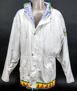 Olympic Games 1992 worn IOC Jacket - Originally worn winter jacket from the 1992 Olympic Games in Albertville, exclusively for IOC members! Worn by Peter Julius Tallberg as an official for the IOC. Peter Julius Tallberg competed in sailing for Finland at the 1964 to 1980 Olympic Games. From 1976 to 2015, he was a member of the International Olympic Committee (IOC) and, among other roles, presented medals to the athletes. Status: AAA --This jacket in this design was produced exclusively for IOC members! Long-sleeved jacket with zipper, snap fasteners, and hood; size approx. L; with federation logo patch; jacket with 2 outside pockets and 1 inside pocket with zipper; large embroidered Finnish/Suomi federation logo on the back; jacket has signs of wear (stains); manufacturer: Terinit. The jacket comes directly from the Tallberg collection. Condition: A- - Bild 2