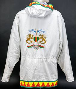 Olympic Games 1992 worn IOC Jacket - Originally worn winter jacket from the 1992 Olympic Games in Albertville, exclusively for IOC members! Worn by Peter Julius Tallberg as an official for the IOC. Peter Julius Tallberg competed in sailing for Finland at the 1964 to 1980 Olympic Games. From 1976 to 2015, he was a member of the International Olympic Committee (IOC) and, among other roles, presented medals to the athletes. Status: AAA --This jacket in this design was produced exclusively for IOC members! Long-sleeved jacket with zipper, snap fasteners, and hood; size approx. L; with federation logo patch; jacket with 2 outside pockets and 1 inside pocket with zipper; large embroidered Finnish/Suomi federation logo on the back; jacket has signs of wear (stains); manufacturer: Terinit. The jacket comes directly from the Tallberg collection. Condition: A- - Bild 3