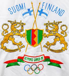 IOC - Winterjacke OSW 1992  | Original worn Winterjacke von den Olympischen Spielen 1992 in Albertville ausschließlich für die IOC - Mitglieder!  Getragen von Peter Julius Tallberg als Funktionär für das IOC. Peter Julius Tallberg war  bei den Olympischen Spielen 1964 bis 1980 als Aktiver im Segeln für Finnland dabei. Von 1976 bis 2015 war er Mitglied des Internationalen Olympischen Komitees (IOC) und überreichte unter anderem den Sportlern die Medaillen. Status:AAA. - Bild 4