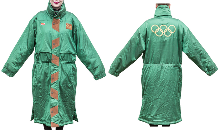 Olympic Games 2002 IOC worn a coat Finland - Originally worn winter coat from the 2002 Olympic Games in Salt Lake City, exclusively for IOC members! Worn by Peter Julius Tallberg as an official for the IOC. Peter Julius Tallberg competed in sailing for Finland at the 1964 to 1980 Olympic Games. From 1976 to 2015, he was a member of the International Olympic Committee (IOC) and, among other things, presented medals to the athletes. Status: AAA --Dieser Mantel in dieser Ausstattung wurde exklusiv für die IOC-Mitglieder produziert!!! Mantel langarm mit Reißverschluss und Druckknöpfen; Größe M; Olympische Ringe auf Rückseite in gold gestickt; Olympische Ringe auf Vorderseite gestickt; Mantel mit 2 Außentaschen und 2 Innentaschen jeweils mit Reißverschluss; Hersteller "Marker".. Der Mantel kommt direkt aus der Sammlung von Tallberg. Condition: A