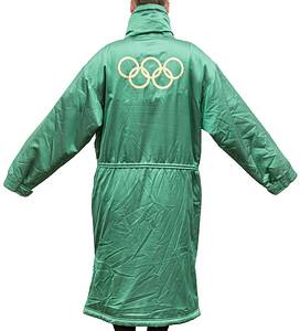 Olympic Games 2002 IOC worn a coat Finland - Originally worn winter coat from the 2002 Olympic Games in Salt Lake City, exclusively for IOC members! Worn by Peter Julius Tallberg as an official for the IOC. Peter Julius Tallberg competed in sailing for Finland at the 1964 to 1980 Olympic Games. From 1976 to 2015, he was a member of the International Olympic Committee (IOC) and, among other things, presented medals to the athletes. Status: AAA --Dieser Mantel in dieser Ausstattung wurde exklusiv für die IOC-Mitglieder produziert!!! Mantel langarm mit Reißverschluss und Druckknöpfen; Größe M; Olympische Ringe auf Rückseite in gold gestickt; Olympische Ringe auf Vorderseite gestickt; Mantel mit 2 Außentaschen und 2 Innentaschen jeweils mit Reißverschluss; Hersteller "Marker".. Der Mantel kommt direkt aus der Sammlung von Tallberg. Condition: A - Bild 3