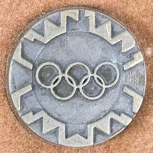 IOC - Wintermantel 2002  | Original worn Wintermantel von den Olympischen Spielen 2002 in Salt Lake City ausschließlich für die IOC - Mitglieder! Getragen von Peter Julius Tallberg als Funktionär für das IOC. Peter Julius Tallberg war  bei den Olympischen Spielen 1964 bis 1980 als Aktiver im Segeln für Finnland dabei. Von 1976 bis 2015 war er Mitglied des Internationalen Olympischen Komitees (IOC) und überreichte unter anderem den Sportlern die Medaillen. Staus:AAA. - Bild 4