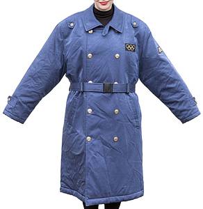 Olympic Games 1998 IOC worn a coat - Originally worn winter coat from the 1998 Olympic Games in Nagano, exclusively for IOC members! Worn by Peter Julius Tallberg as an official for the IOC. Peter Julius Tallberg competed in sailing for Finland at the 1964 to 1980 Olympic Games. From 1976 to 2015, he was a member of the International Olympic Committee (IOC) and, among other roles, presented medals to athletes. Status: AAA --This coat, in this design, was produced exclusively for IOC members!!! Long-sleeved, lined coat with snap fasteners and belt; size 50; snap fasteners with 'The XVIIII Olympics Winter Games Nagano 1998' lettering; removable lining with zipper; with 2 outside pockets; embroidered Olympic rings; manufacturer: Mizuno. This coat comes directly from the Tallberg collection. Condition: A - Bild 2