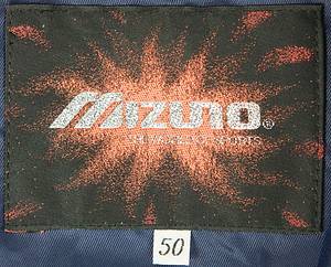 Olympic Games 1998 IOC worn a coat - Originally worn winter coat from the 1998 Olympic Games in Nagano, exclusively for IOC members! Worn by Peter Julius Tallberg as an official for the IOC. Peter Julius Tallberg competed in sailing for Finland at the 1964 to 1980 Olympic Games. From 1976 to 2015, he was a member of the International Olympic Committee (IOC) and, among other roles, presented medals to athletes. Status: AAA --This coat, in this design, was produced exclusively for IOC members!!! Long-sleeved, lined coat with snap fasteners and belt; size 50; snap fasteners with 'The XVIIII Olympics Winter Games Nagano 1998' lettering; removable lining with zipper; with 2 outside pockets; embroidered Olympic rings; manufacturer: Mizuno. This coat comes directly from the Tallberg collection. Condition: A - Bild 9