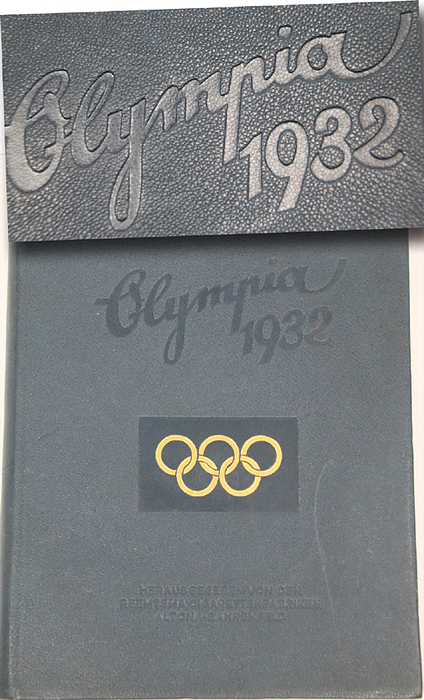 Olympic Games 1932 Leatherediton for VIP - Subscription edition in leather. Olympic Games Los Angeles 1932. Published by Reemtsma. Very rare leather bound edition with gold foil stamping. Reemtsma gave these to VIPs and gold medallists only. Collectorcard album with 200 black-and-white photos (complete). Detailed reports of the Olympic Summer and winter Games 1932. The leather bound edition is extremely rare. --Cover slightly rubbed Condition: B