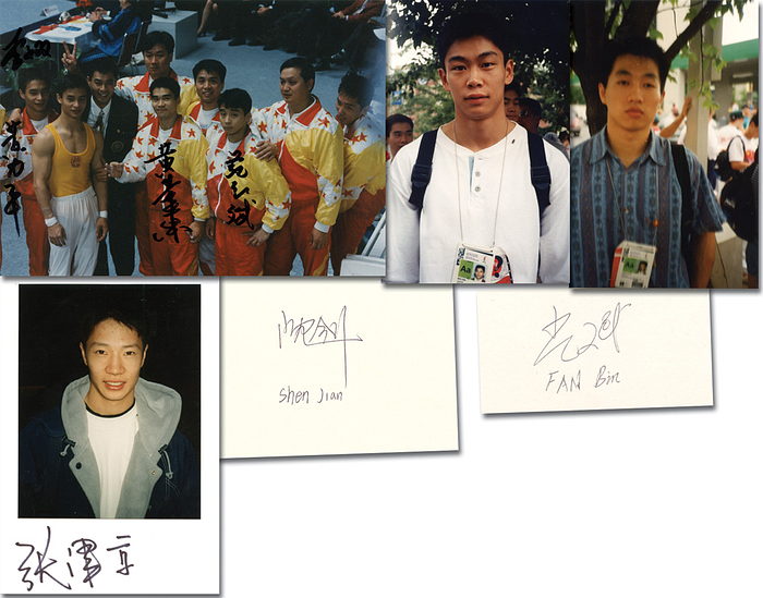 China Turnen OSS1996 Herren  | Silbermedaille im Turnen Mannschaft Mehrkampf Herren für China bei den Olympischen Spielen 1996. 7 original Signaturen. 4 auf Farbmannschaftsfoto (18x12 cm): Huang Liping, Li Xiaoshuang (1992: Gold, Silber, Bronze), Huang Huadong, Fan Hongbin. 3 weitere auf Einzelbelege:  Fan Bin (+Bronze); Shen Jian; Zhang Jinjing. 3 Karteikarten, Karteikarten 15x10 cm. KOMPLETTES TEAM.