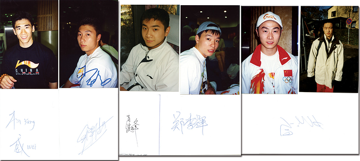 China Turnen OSS2000 Herren  | Goldmedaille im Turnen Herren Mannschaft für China bei den Olympischen Spielen 2000. 6 original Signaturen: Huang Xu (2008 Gold Team); Li Xiaopeng (+ 2000 Gold Barren; 2008: 2x Gold + 1x Bronze); Xiao Junfeng;  Xing Aowei; Yang Wie (2000: +Silber Mehrkampf Einzel; 2008 2x Gold, 1x Silber); Zheng Lihui (Sehr selten!). 1 Farbfoto, 4 Karteikarten, 1 Blancobeleg, 15x10 cm bis 10x7 cm.  Komplettes Team.