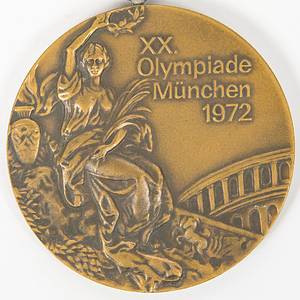 Siegermedaille 1972  | Bronzemedaille für den 3.Platz von Zususa Nagy im Turnen der Frauen Mannschaft mit Ungarn bei den Olympischen Spielen München 1972. (Entwurf von G.Cassioli und G.Marcks). Bronze, 6,6 cm mit original Kette. Mit Randgravur "Turnen Mannschaftskampf Frauen" und den Namen der Athletin "Nagy Zsuzsa". In original Kunststoffbox, 17x17x2,5 cm. - Bild 2