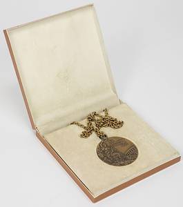 Siegermedaille 1972  | Bronzemedaille für den 3.Platz von Zususa Nagy im Turnen der Frauen Mannschaft mit Ungarn bei den Olympischen Spielen München 1972. (Entwurf von G.Cassioli und G.Marcks). Bronze, 6,6 cm mit original Kette. Mit Randgravur "Turnen Mannschaftskampf Frauen" und den Namen der Athletin "Nagy Zsuzsa". In original Kunststoffbox, 17x17x2,5 cm. - Bild 4