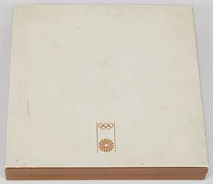  - Winner's Bronze Medal Olympic Games Munich 1972 Hungary: Bronze medal for Zusuzsa Nagy's third place in the women's team gymnastics event with Hungary at the 1972 Munich Olympic Games. (Design by G. Cassioli and G. Marcks). Bronze, 6.6 cm, with original chain. Engraved on the edge with "Gymnastics Women's Team Competition" and the athlete's name, "Nagy Zsuzsa." In original plastic box, 17 x 17 x 2.5 cm. Medal with patina (Condition: A) Box slightly soiled (Condition: B) Condition:  - Bild 5