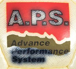 Football match Ball 2001 Bayern Munich v Feyenoor - Original match ball from the Champions League match between Feyennood Rotterdam and Bayern Munich (2:2) on October 10, 2001 in Rotterdam. The leather ball is "Derbystar Brillant Golden APS." With the original signatures of the assistant referees. With play wear. Condition: AAA  --The ball comes from the collection of the French referee of this match, Gilles Veissiere. Condition: A-B - Bild 3