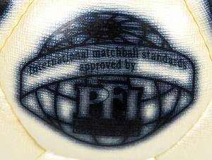 Football match Ball 2001 Bayern Munich v Feyenoor - Original match ball from the Champions League match between Feyennood Rotterdam and Bayern Munich (2:2) on October 10, 2001 in Rotterdam. The leather ball is "Derbystar Brillant Golden APS." With the original signatures of the assistant referees. With play wear. Condition: AAA  --The ball comes from the collection of the French referee of this match, Gilles Veissiere. Condition: A-B - Bild 4