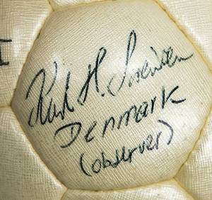 Football match Ball 2001 Bayern Munich v Feyenoor - Original match ball from the Champions League match between Feyennood Rotterdam and Bayern Munich (2:2) on October 10, 2001 in Rotterdam. The leather ball is "Derbystar Brillant Golden APS." With the original signatures of the assistant referees. With play wear. Condition: AAA  --The ball comes from the collection of the French referee of this match, Gilles Veissiere. Condition: A-B - Bild 6