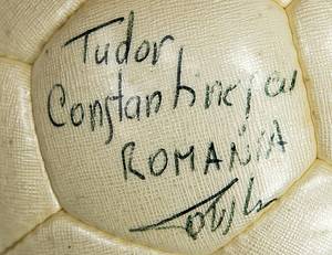 Football match Ball 2001 Bayern Munich v Feyenoor - Original match ball from the Champions League match between Feyennood Rotterdam and Bayern Munich (2:2) on October 10, 2001 in Rotterdam. The leather ball is "Derbystar Brillant Golden APS." With the original signatures of the assistant referees. With play wear. Condition: AAA  --The ball comes from the collection of the French referee of this match, Gilles Veissiere. Condition: A-B - Bild 7