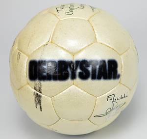 Football match Ball 2001 Bayern Munich v Feyenoor - Original match ball from the Champions League match between Feyennood Rotterdam and Bayern Munich (2:2) on October 10, 2001 in Rotterdam. The leather ball is "Derbystar Brillant Golden APS." With the original signatures of the assistant referees. With play wear. Condition: AAA  --The ball comes from the collection of the French referee of this match, Gilles Veissiere. Condition: A-B - Bild 8