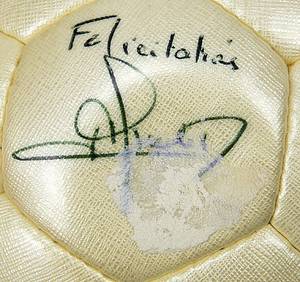 München,Bayern - Spielball 2001 v Feyenoord  | Original Spielball vom Champions League Spiel Feyennood Rotterdam v Bayern München (2:2) am 10.10.2001 in Rotterdam. Lederball "Derbystar Brillant Golden APS". Mit den original Signaturen der Assistenz - Schiedsrichter. Mit Spielspuren. Status:AAA. - Bild 10