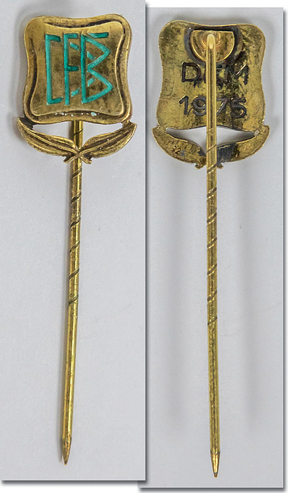 Mönchengladbach, Borussia - DFB-Meisternadel 1975  | Offizielle DFB-Meisterschaftsnadel für den Deutschen Fußballmeister 1974/75 Borussia Mönchengladbach. Silber, vergoldet (gepunzt 925er), grün emailliert. Rückseite mit der Aufschrift „DFM 1975“ (Deutscher Fußballmeister). 1,3x1,1 cm.