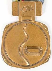  - Olympic Winter Games 1972: Winner's medal from the 1972 Sapporo Olympic Games for Germany's third place in the four-man bobsleigh. The medal bears the inscription "XI Olympic Winter Games Sapporo 72" and the Games logo. It features a plaque bearing the bobsleigh symbol and the inscription "Bobsleigh" on the reverse. The medal and plaque measure 8.5 x 6 cm. It comes with an original silk ribbon.  --The consignor received this medal directly from a German four-man bobsleigh athlete. --Silk ribbon slightly soiled Condition: A- - Bild 2