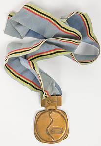  - Olympic Winter Games 1972: Winner's medal from the 1972 Sapporo Olympic Games for Germany's third place in the four-man bobsleigh. The medal bears the inscription "XI Olympic Winter Games Sapporo 72" and the Games logo. It features a plaque bearing the bobsleigh symbol and the inscription "Bobsleigh" on the reverse. The medal and plaque measure 8.5 x 6 cm. It comes with an original silk ribbon.  --The consignor received this medal directly from a German four-man bobsleigh athlete. --Silk ribbon slightly soiled Condition: A- - Bild 4