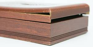 Siegermedaille 1996  | Goldmedaille für einen 1.Platz für Cuba im Baseball bei den XXVI. Olympischen Sommerspielen Atlanta 1996. Mit Randgravur "Baseball". Silber, vergoldet (180 gramm), 7 cm, Dicke: 0,5 cm. Mit grünem, bestickten Seidenband. Dabei original Holzbox mit eingraviertem Logo der Olympischen Spiele 1996, 17,5x13x5,5 cm. - Bild 7