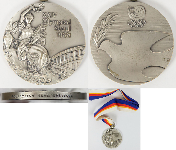 Siegermedaille 1988  | Original Siegermedaille bei den Olympischen Spielen Seoul 1988 für den 2.Platz im Reiten Dressur Mannschaft für die Schweiz. Mit Randgravur "Equestrian Team Dressage" Silber, 6 cm (Gewicht 140) mit original Seidenband.