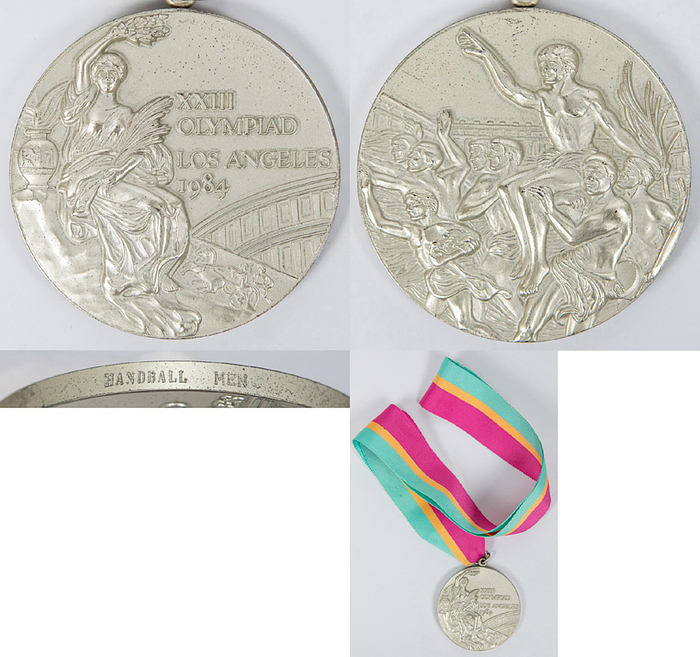 Siegermedaille 1984  | Silbermedaille "XXIII Olympiad Los Angeles 1984" für den zweiten Platz bei den Olympischen Spielen 1984 im Handball der Herren für Deutschland. Mit Randgravur "Handball Men". Silber (137 Gramm) mit Seidenband. 6 cm.